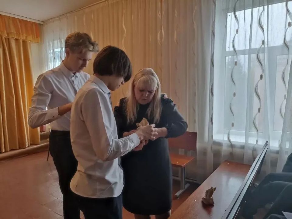 Луганский колледж экономики и торговли провели профориентационный день в Лутугинской средней школе №1 Луганский колледж экономики и торговли провели профориентационный день в Лутугинской средней школе №1