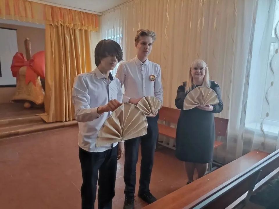 Луганский колледж экономики и торговли провели профориентационный день в Лутугинской средней школе №1 Луганский колледж экономики и торговли провели профориентационный день в Лутугинской средней школе №1