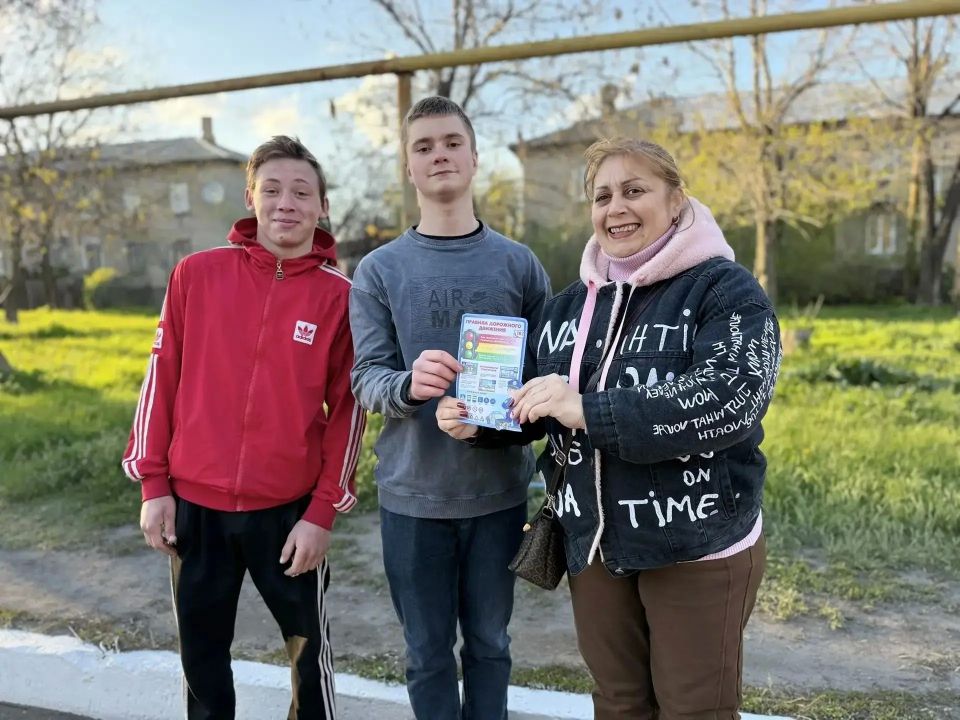 В рамках партийного проекта "Безопасные дороги" в преддверии майских праздников, когда дети и подростки проводят больше времени на улице, в поселке Криворожье прошёл совместный «Родительский патруль» с сотрудниками ГИБДД В рамках партийного проекта "Безопасные дороги" в преддверии майских праздников, когда дети и подростки проводят больше времени на улице, в поселке Криворожье прошёл совместный «Родительский патруль» с сотрудниками ГИБДД