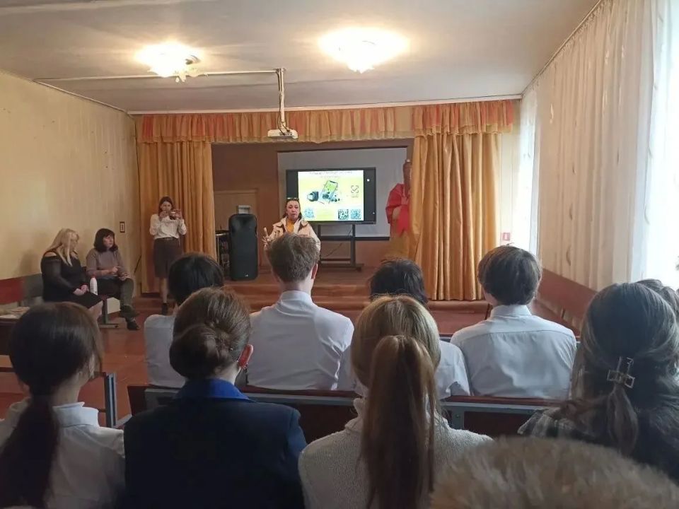 Луганский колледж экономики и торговли провели профориентационный день в Лутугинской средней школе №1 Луганский колледж экономики и торговли провели профориентационный день в Лутугинской средней школе №1