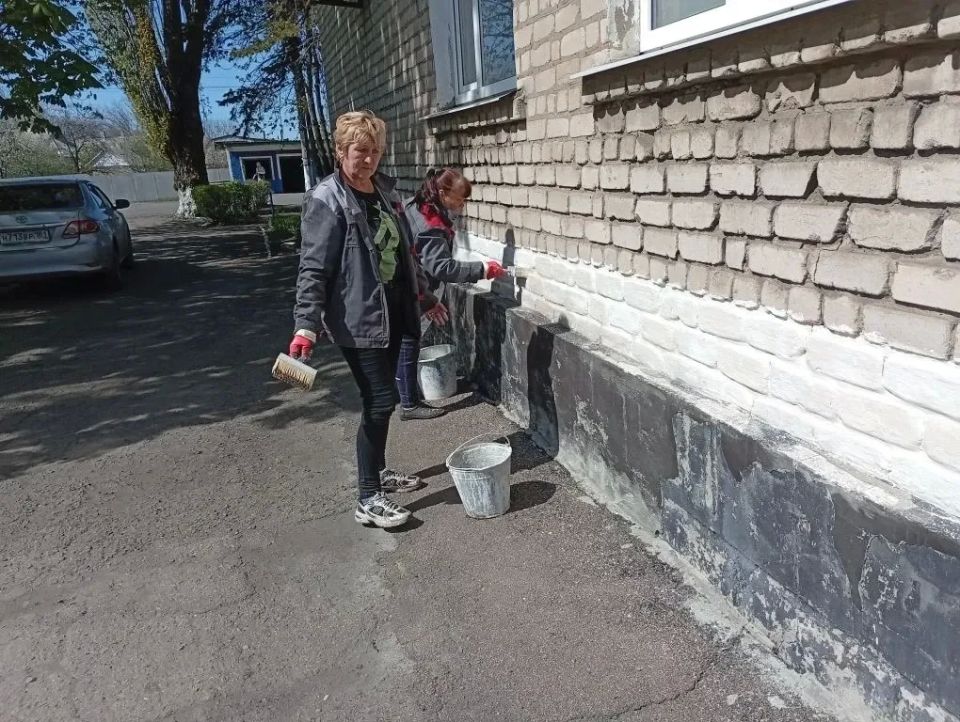 В пгт Ясеновский продолжаются работы по благоустройству территории, направленные на создание комфортных условий для проживания граждан В пгт Ясеновский продолжаются работы по благоустройству территории, направленные на создание комфортных условий для проживания граждан