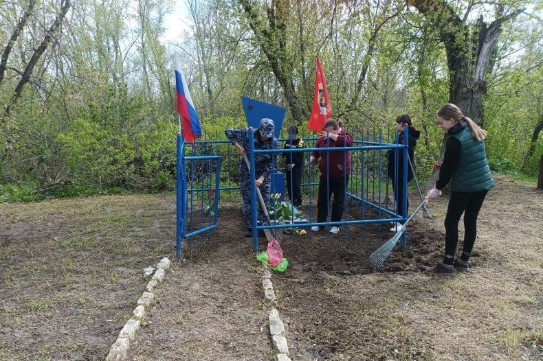 Подвиг юных сердец: Комсомольская школа почтила память неизвестных солдат в поселке Прохладный Подвиг юных сердец: Комсомольская школа почтила память неизвестных солдат в поселке Прохладный