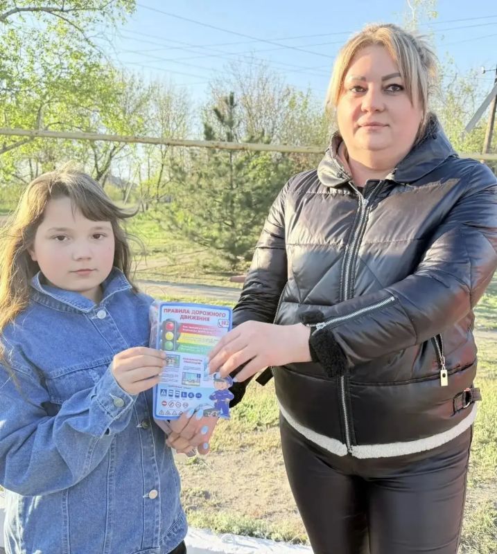 В рамках партийного проекта "Безопасные дороги" в преддверии майских праздников, когда дети и подростки проводят больше времени на улице, в поселке Криворожье прошёл совместный «Родительский патруль» с сотрудниками ГИБДД В рамках партийного проекта "Безопасные дороги" в преддверии майских праздников, когда дети и подростки проводят больше времени на улице, в поселке Криворожье прошёл совместный «Родительский патруль» с сотрудниками ГИБДД