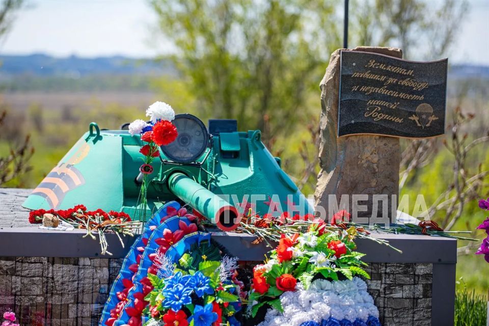 В Луганске прошли мероприятия, посвященные годовщине создания седьмого блокпоста народного ополчения, который находился на мосту через реку Лугань между Малой и Большой Вергункой В Луганске прошли мероприятия, посвященные годовщине создания седьмого блокпоста народного ополчения, который находился на мосту через реку Лугань между Малой и Большой Вергункой