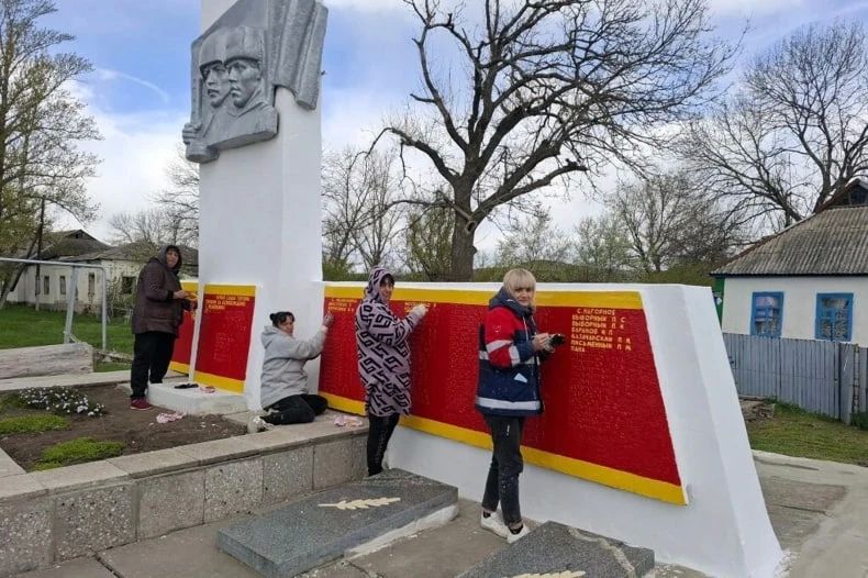 В селе Медвежанка привели в порядок памятники солдатам ВОВ В селе Медвежанка привели в порядок памятники солдатам ВОВ