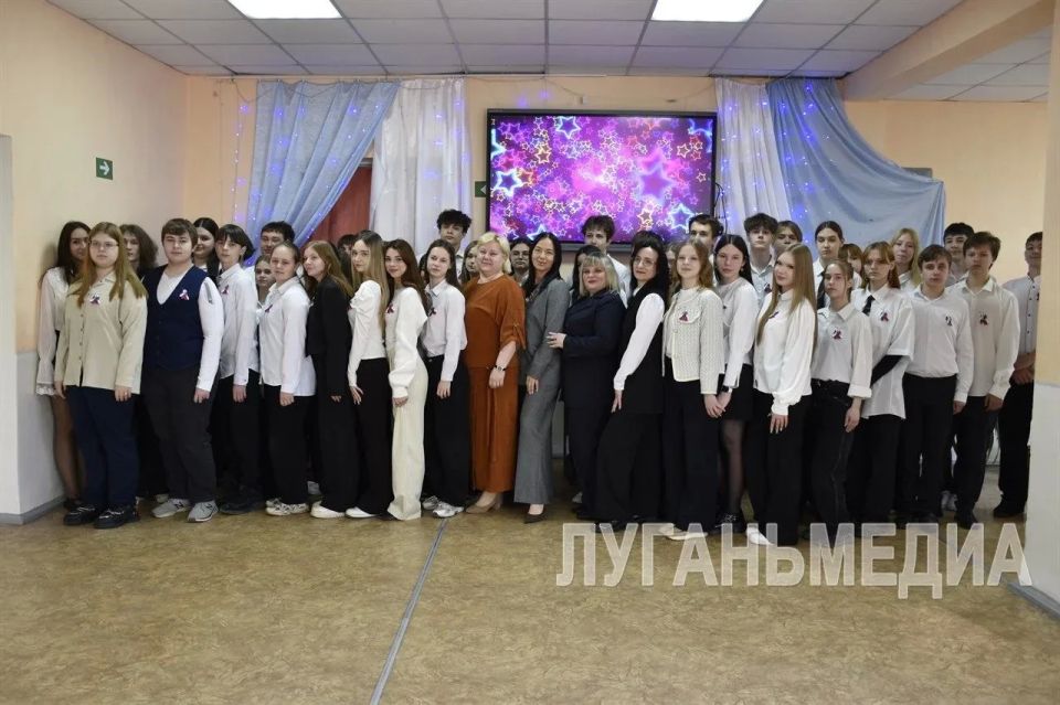 Краснолучских школьников наградили знаком «Труженик Луганщины» Краснолучских школьников наградили знаком «Труженик Луганщины»
