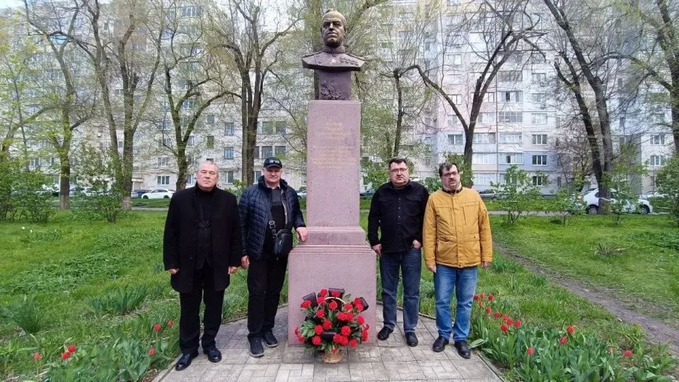 Делегация из Калужской области привезла гумпомощь в ЛНР Делегация из Калужской области привезла гумпомощь в ЛНР