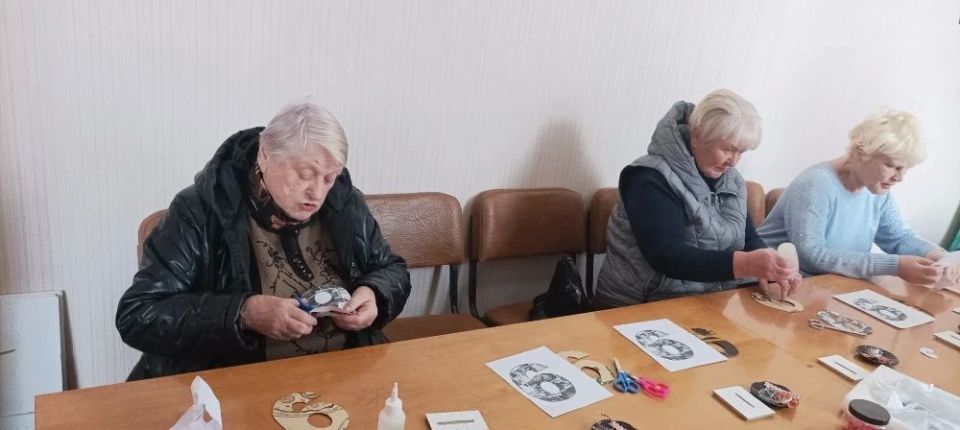 Слушатели Университета третьего возраста изготовили поделки ко Дню Победы на мастер-классе в Лутугино Слушатели Университета третьего возраста изготовили поделки ко Дню Победы на мастер-классе в Лутугино