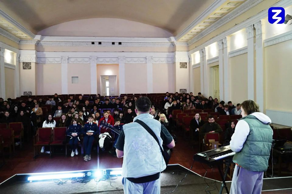 Финалист проекта «Голос» вдохновил школьников Стаханова на новые свершения Финалист проекта «Голос» вдохновил школьников Стаханова на новые свершения