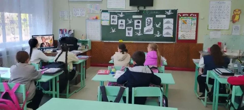 Очередная неделя в Лутугинском округе началась с «Разговоров о важном» о песнях войны Очередная неделя в Лутугинском округе началась с «Разговоров о важном» о песнях войны
