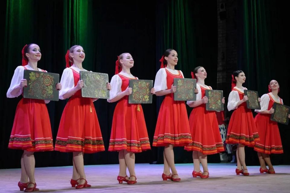В Луганске в филармонии прошла премьера программы «Луганский перепляс» В Луганске в филармонии прошла премьера программы «Луганский перепляс»