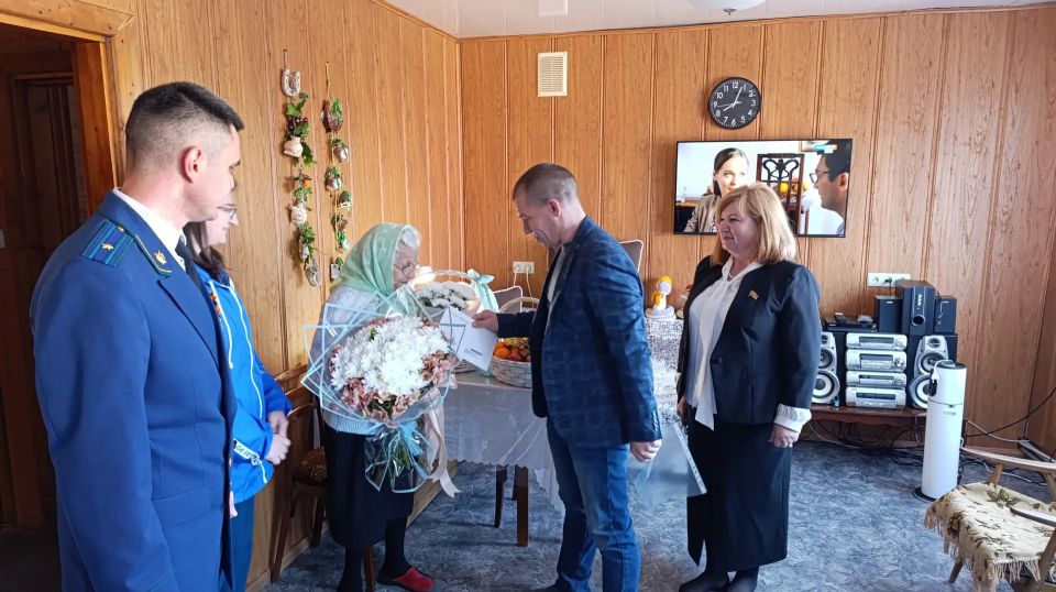 В Первомайске со 101-летием поздравили ветерана Великой Отечественной войны Надежду Корнееву В Первомайске со 101-летием поздравили ветерана Великой Отечественной войны Надежду Корнееву