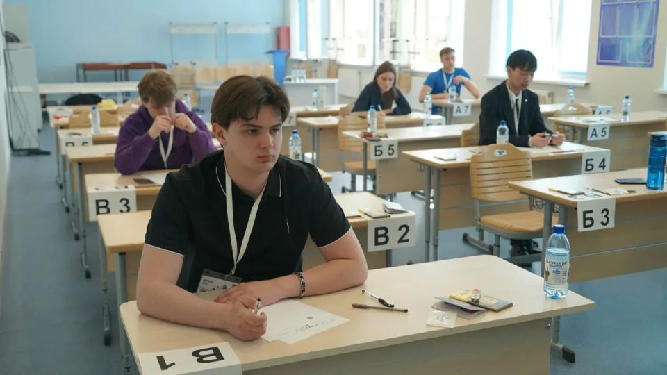 Ученик Успенской школы №1 Александр Запорожан достойно представил округ на всероссийской олимпиаде по истории в Калининграде Ученик Успенской школы №1 Александр Запорожан достойно представил округ на всероссийской олимпиаде по истории в Калининграде