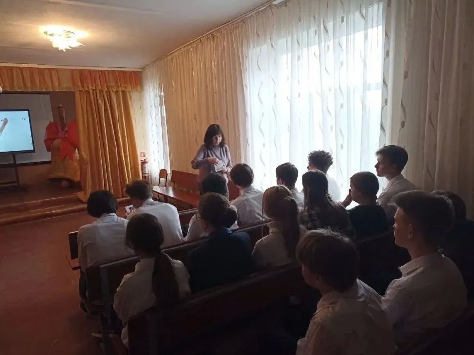 Луганский колледж экономики и торговли провели профориентационный день в Лутугинской средней школе №1 Луганский колледж экономики и торговли провели профориентационный день в Лутугинской средней школе №1
