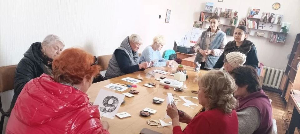 Слушатели Университета третьего возраста изготовили поделки ко Дню Победы на мастер-классе в Лутугино Слушатели Университета третьего возраста изготовили поделки ко Дню Победы на мастер-классе в Лутугино