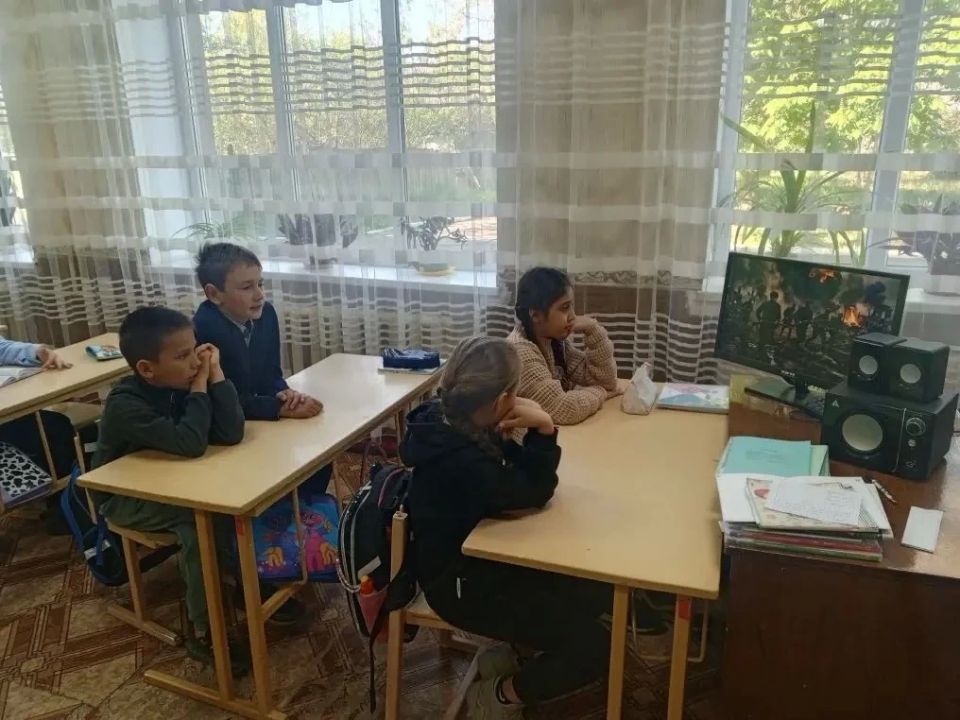 Очередная неделя в Лутугинском округе началась с «Разговоров о важном» о песнях войны Очередная неделя в Лутугинском округе началась с «Разговоров о важном» о песнях войны
