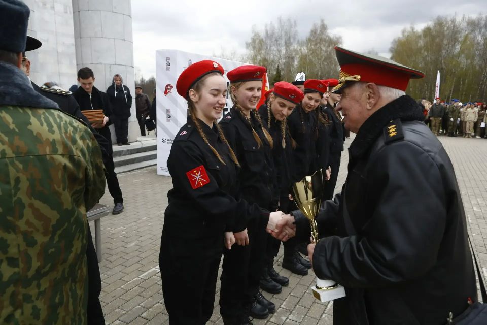 Школьники из ЛНР приняли участие в VIII открытой военно-патриотической игре Школьники из ЛНР приняли участие в VIII открытой военно-патриотической игре