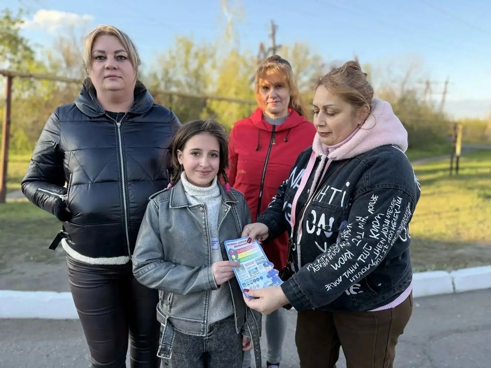 В рамках партийного проекта "Безопасные дороги" в преддверии майских праздников, когда дети и подростки проводят больше времени на улице, в поселке Криворожье прошёл совместный «Родительский патруль» с сотрудниками ГИБДД В рамках партийного проекта "Безопасные дороги" в преддверии майских праздников, когда дети и подростки проводят больше времени на улице, в поселке Криворожье прошёл совместный «Родительский патруль» с сотрудниками ГИБДД
