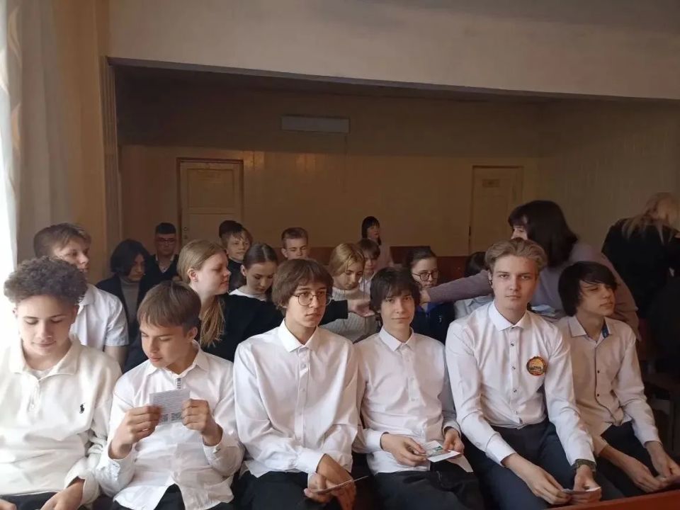 Луганский колледж экономики и торговли провели профориентационный день в Лутугинской средней школе №1 Луганский колледж экономики и торговли провели профориентационный день в Лутугинской средней школе №1