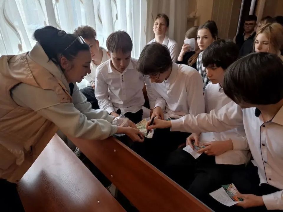 Луганский колледж экономики и торговли провели профориентационный день в Лутугинской средней школе №1 Луганский колледж экономики и торговли провели профориентационный день в Лутугинской средней школе №1
