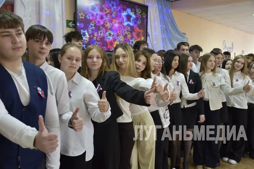 Краснолучских школьников наградили знаком «Труженик Луганщины» Краснолучских школьников наградили знаком «Труженик Луганщины»