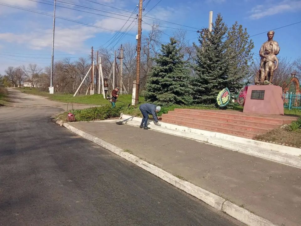 В поселке Голубовское муниципального образования городской округ город Кировск Луганской Народной Республики на улице Широкой, возле церкви, расположен объект культурного наследия регионального значения – братская могила... В поселке Голубовское муниципального образования городской округ город Кировск Луганской Народной Республики на улице Широкой, возле церкви, расположен объект культурного наследия регионального значения – братская могила...