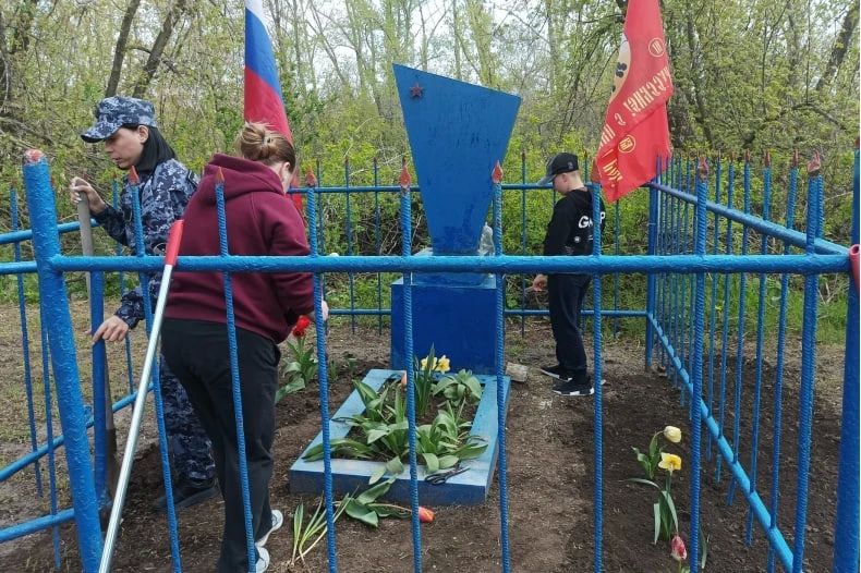 Подвиг юных сердец: Комсомольская школа почтила память неизвестных солдат в поселке Прохладный Подвиг юных сердец: Комсомольская школа почтила память неизвестных солдат в поселке Прохладный
