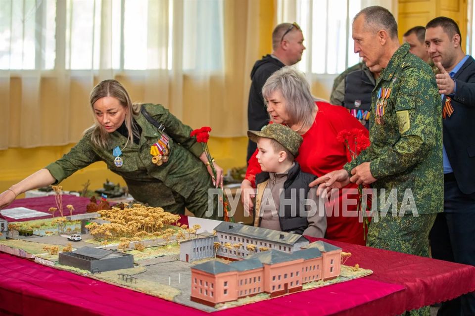 В Луганске прошли мероприятия, посвященные годовщине создания седьмого блокпоста народного ополчения, который находился на мосту через реку Лугань между Малой и Большой Вергункой В Луганске прошли мероприятия, посвященные годовщине создания седьмого блокпоста народного ополчения, который находился на мосту через реку Лугань между Малой и Большой Вергункой