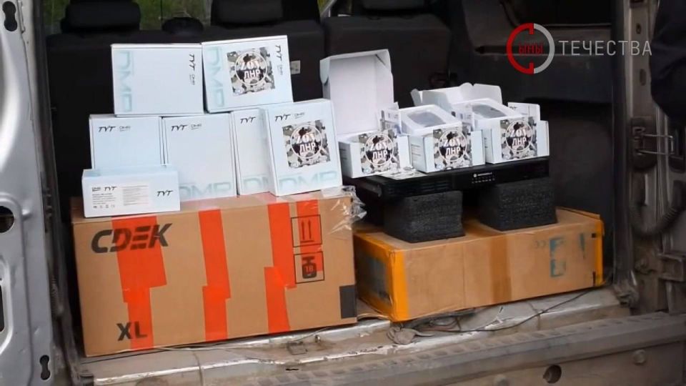 Волонтеры из Алчевска доставили очередную партию оборудования в подразделение связи Южной группировки войск Волонтеры из Алчевска доставили очередную партию оборудования в подразделение связи Южной группировки войск
