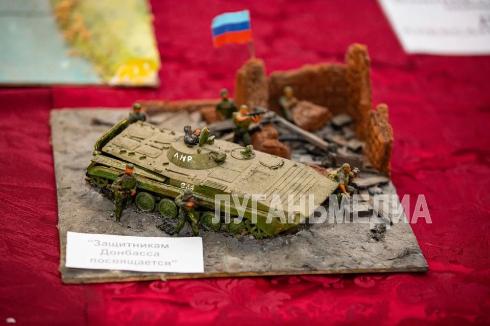 В Луганске прошли мероприятия, посвященные годовщине создания седьмого блокпоста народного ополчения, который находился на мосту через реку Лугань между Малой и Большой Вергункой В Луганске прошли мероприятия, посвященные годовщине создания седьмого блокпоста народного ополчения, который находился на мосту через реку Лугань между Малой и Большой Вергункой