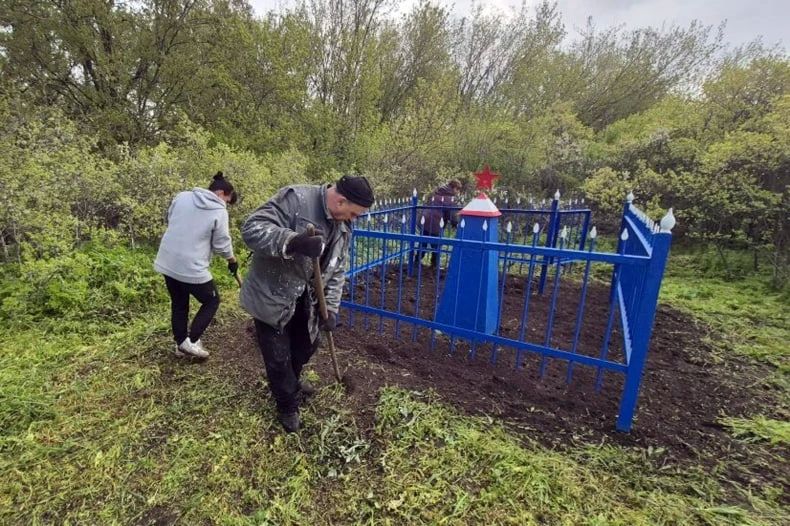 В селе Медвежанка привели в порядок памятники солдатам ВОВ В селе Медвежанка привели в порядок памятники солдатам ВОВ