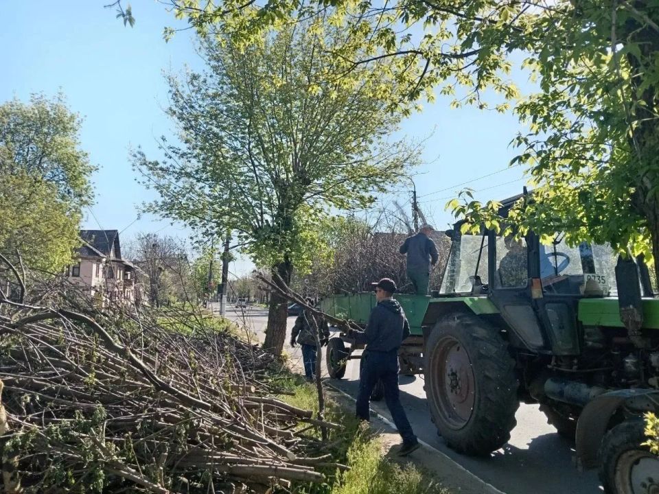 Коммунальными службами проведены работы на территории города Коммунальными службами проведены работы на территории города