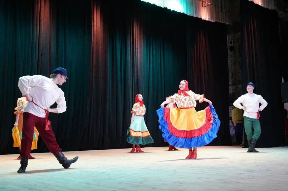 В Луганске в филармонии прошла премьера программы «Луганский перепляс» В Луганске в филармонии прошла премьера программы «Луганский перепляс»