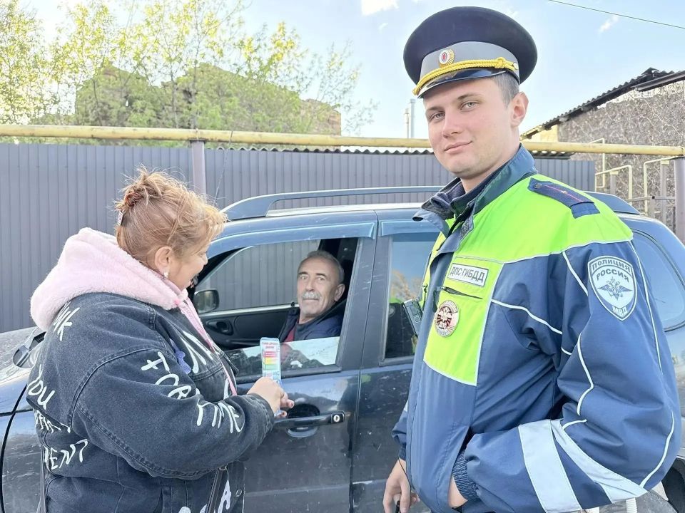 В рамках партийного проекта "Безопасные дороги" в преддверии майских праздников, когда дети и подростки проводят больше времени на улице, в поселке Криворожье прошёл совместный «Родительский патруль» с сотрудниками ГИБДД В рамках партийного проекта "Безопасные дороги" в преддверии майских праздников, когда дети и подростки проводят больше времени на улице, в поселке Криворожье прошёл совместный «Родительский патруль» с сотрудниками ГИБДД
