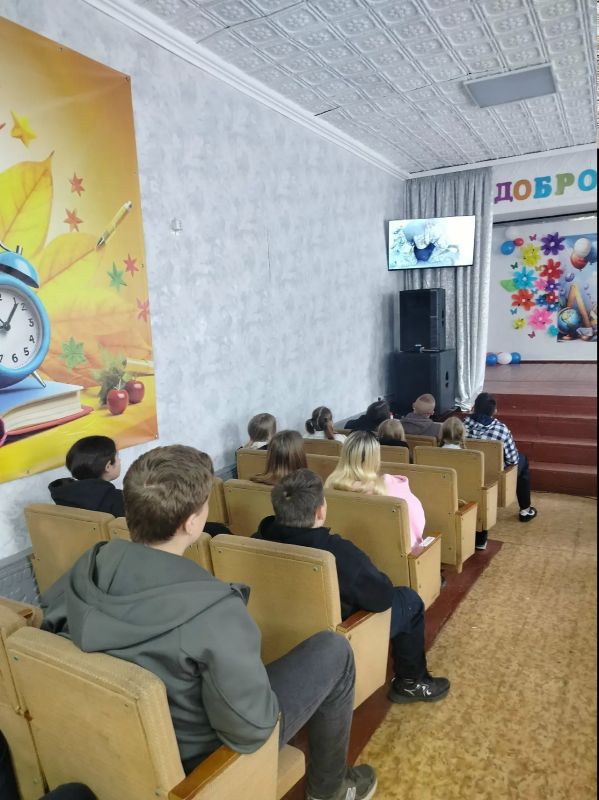 В школах Лутугинского муниципального округа провели показ социальный ролик «Расходник» В школах Лутугинского муниципального округа провели показ социальный ролик «Расходник»