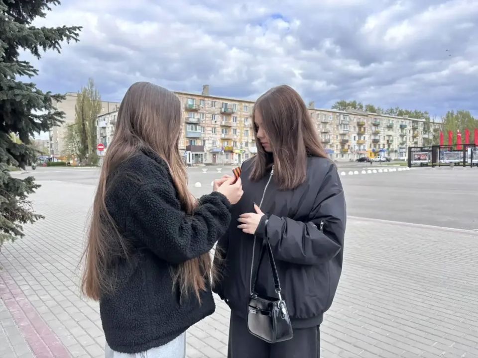 Молодежный совет города Кировска продолжает принимать участие во Всероссийской акции «Георгиевская лента» Молодежный совет города Кировска продолжает принимать участие во Всероссийской акции «Георгиевская лента»
