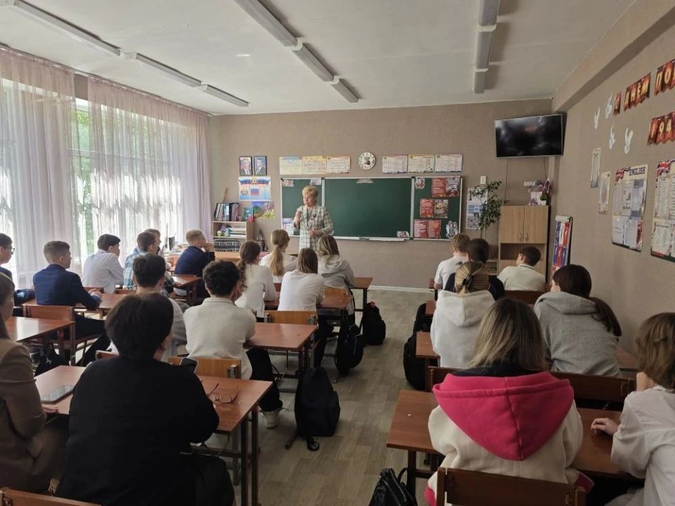 "Дети должны стать людьми с ясным разумом, благородным сердцем, золотыми руками и возвышенными чувствами" "Дети должны стать людьми с ясным разумом, благородным сердцем, золотыми руками и возвышенными чувствами"