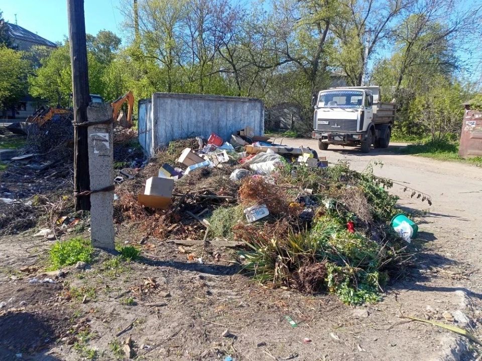 Коммунальные службы города работают: приводим Стаханов в порядок Коммунальные службы города работают: приводим Стаханов в порядок