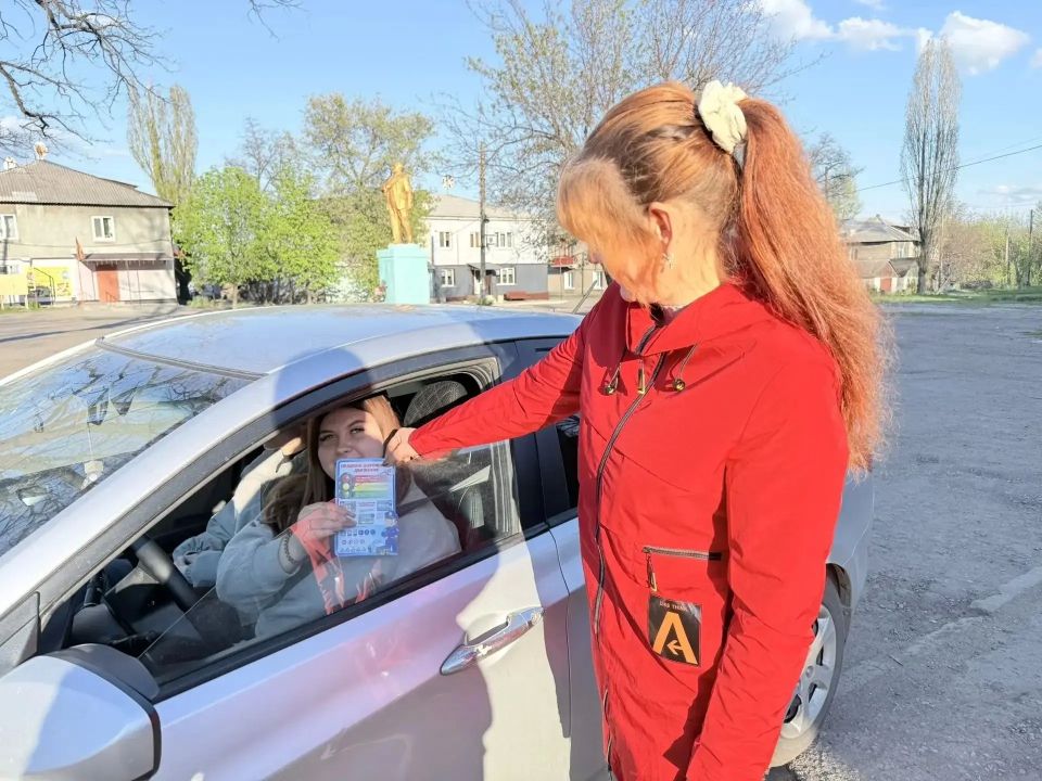 В рамках партийного проекта "Безопасные дороги" в преддверии майских праздников, когда дети и подростки проводят больше времени на улице, в поселке Криворожье прошёл совместный «Родительский патруль» с сотрудниками ГИБДД В рамках партийного проекта "Безопасные дороги" в преддверии майских праздников, когда дети и подростки проводят больше времени на улице, в поселке Криворожье прошёл совместный «Родительский патруль» с сотрудниками ГИБДД