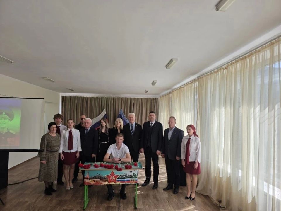 В Беловодске и Краснодоне открыли четыре Парты Героя в честь защитников Родины В Беловодске и Краснодоне открыли четыре Парты Героя в честь защитников Родины