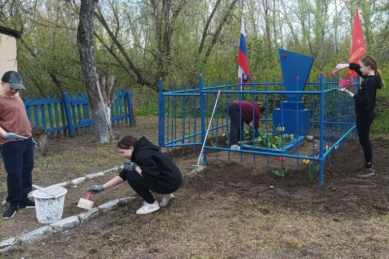 Подвиг юных сердец: Комсомольская школа почтила память неизвестных солдат в поселке Прохладный Подвиг юных сердец: Комсомольская школа почтила память неизвестных солдат в поселке Прохладный