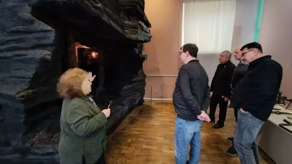 Делегация из Калужской области привезла гумпомощь в ЛНР Делегация из Калужской области привезла гумпомощь в ЛНР
