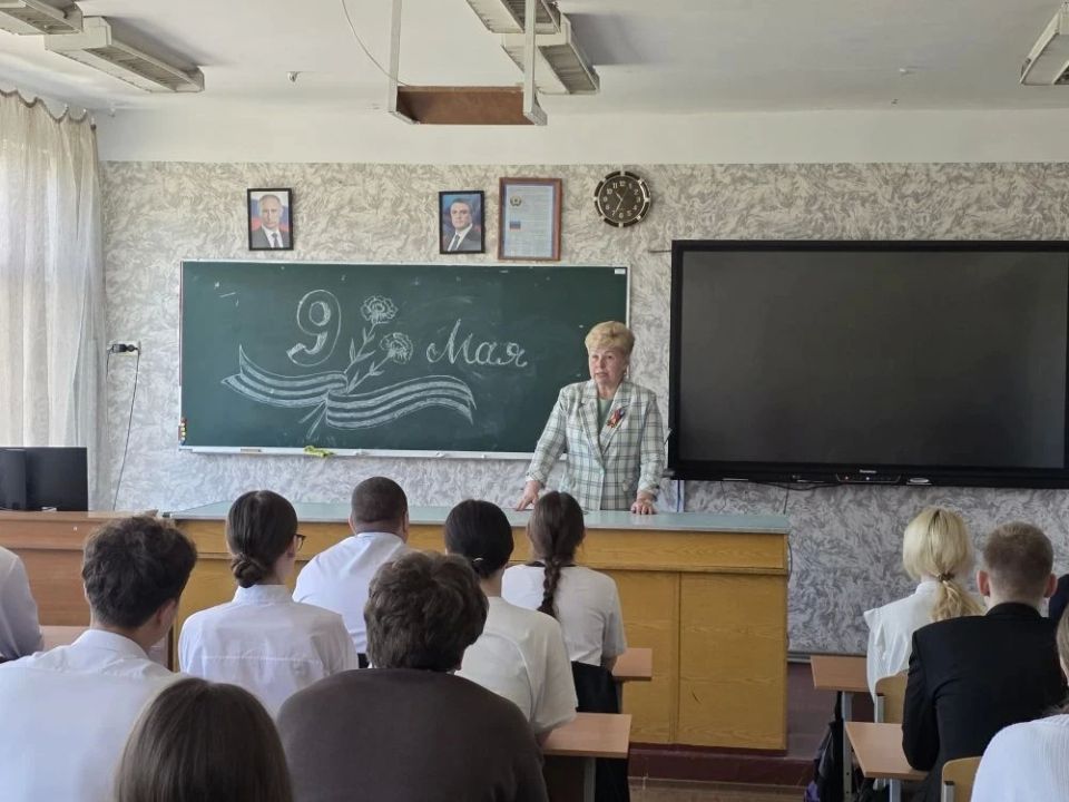 "Дети должны стать людьми с ясным разумом, благородным сердцем, золотыми руками и возвышенными чувствами" "Дети должны стать людьми с ясным разумом, благородным сердцем, золотыми руками и возвышенными чувствами"