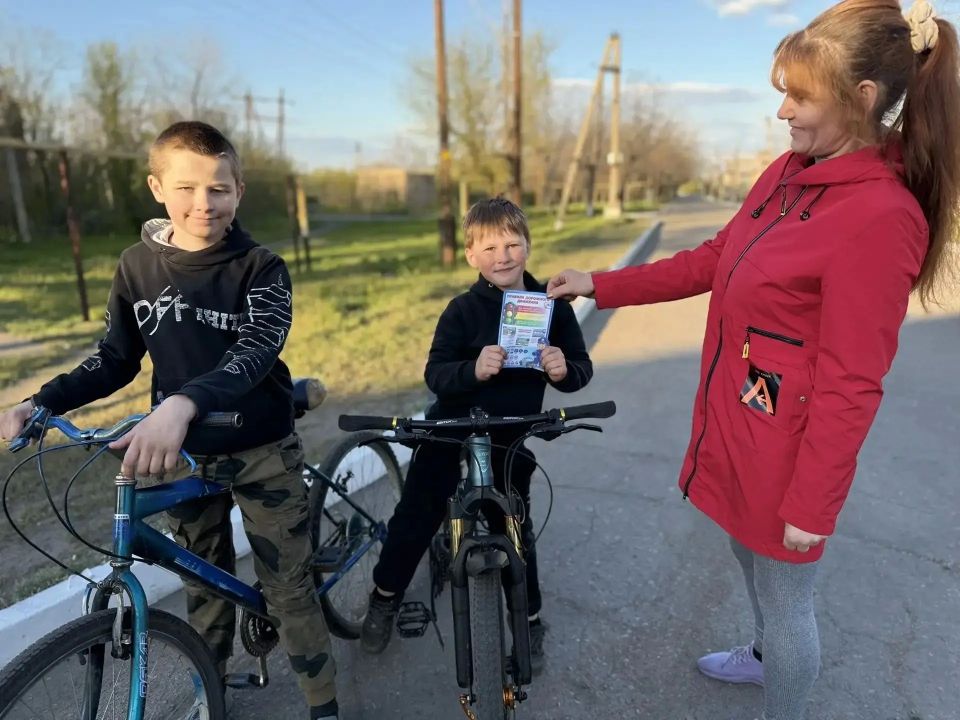 В рамках партийного проекта "Безопасные дороги" в преддверии майских праздников, когда дети и подростки проводят больше времени на улице, в поселке Криворожье прошёл совместный «Родительский патруль» с сотрудниками ГИБДД В рамках партийного проекта "Безопасные дороги" в преддверии майских праздников, когда дети и подростки проводят больше времени на улице, в поселке Криворожье прошёл совместный «Родительский патруль» с сотрудниками ГИБДД
