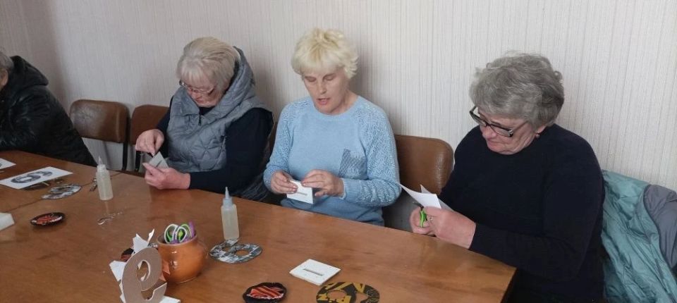 Слушатели Университета третьего возраста изготовили поделки ко Дню Победы на мастер-классе в Лутугино Слушатели Университета третьего возраста изготовили поделки ко Дню Победы на мастер-классе в Лутугино