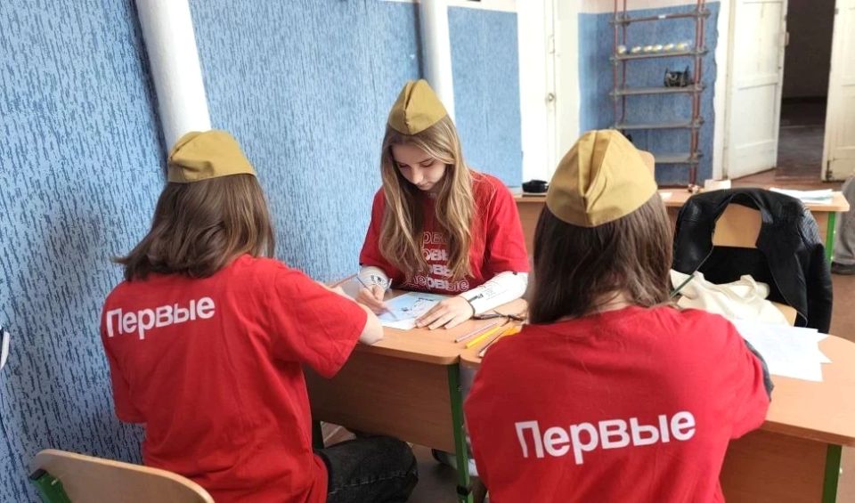 В Рубежанской основной школе № 3 активисты первичного отделения Движения Первых с гордостью приняли участие во Всероссийской акции «Окна Победы», приуроченной к 81-й годовщине Победы в Великой Отечественной войне 1941–1945 гг В Рубежанской основной школе № 3 активисты первичного отделения Движения Первых с гордостью приняли участие во Всероссийской акции «Окна Победы», приуроченной к 81-й годовщине Победы в Великой Отечественной войне 1941–1945 гг