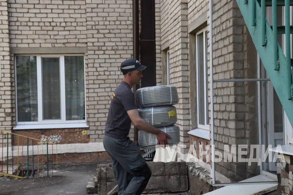 В Брянке в рамках нацпроекта «Семья» восстанавливают ясли-сад «Золотой улей» В Брянке в рамках нацпроекта «Семья» восстанавливают ясли-сад «Золотой улей»