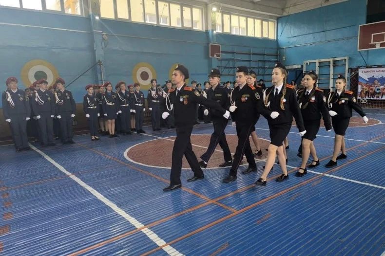 Военная выправка, гордость и патриотизм: в Свердловской СШ №8 прошёл смотр строя и песни Военная выправка, гордость и патриотизм: в Свердловской СШ №8 прошёл смотр строя и песни