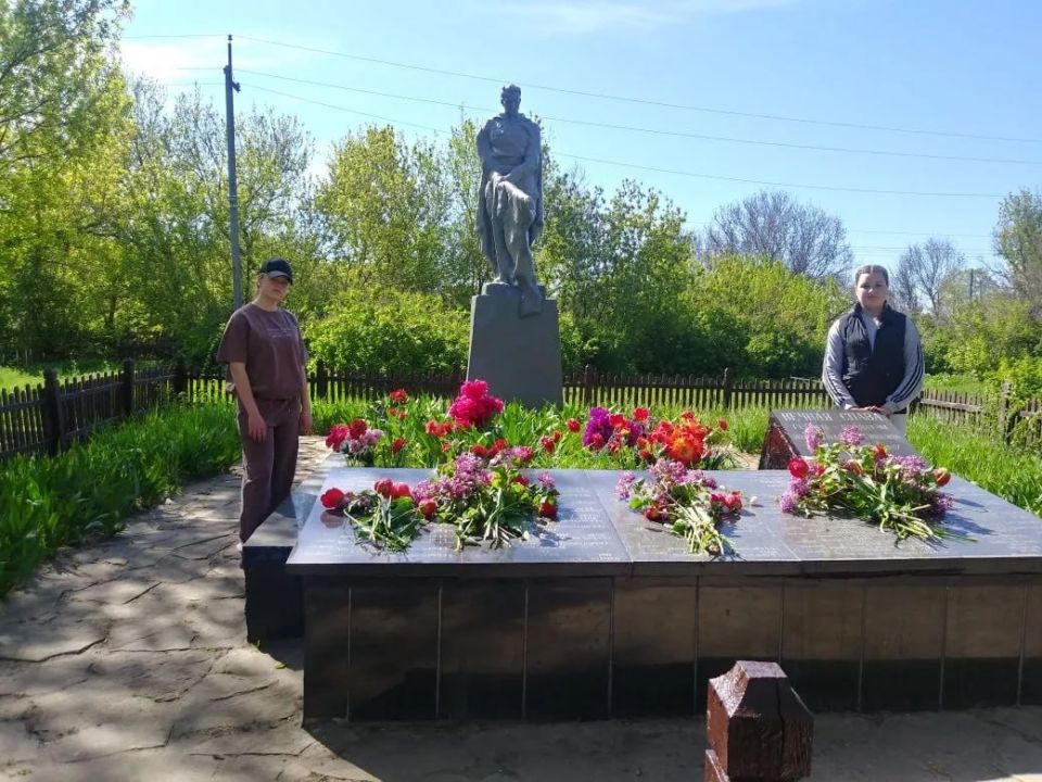 На Краснодонщине продолжаются работы по благоустройству памятных мест На Краснодонщине продолжаются работы по благоустройству памятных мест