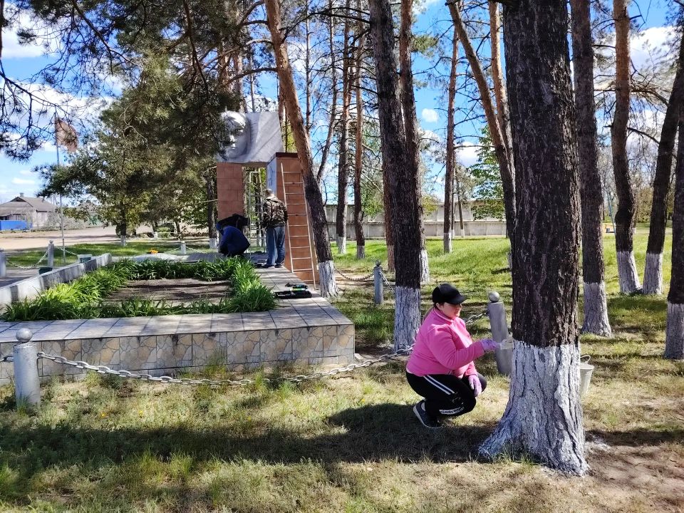 Чистота и память: субботник у памятника в с. Можняковка! Чистота и память: субботник у памятника в с. Можняковка!